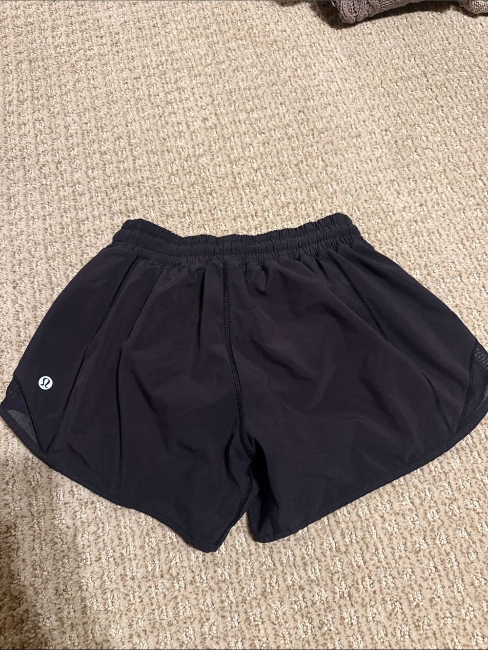 Women’s Lululemon Hotty hot black high rise athletic shorts 2.5” inseam sz 4 - Picture 2 of 2